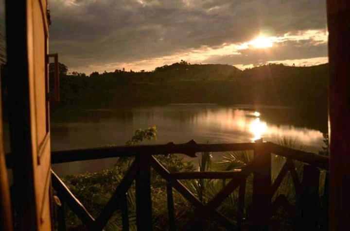 Dave The Cave Eco Lodge And Cultural Campsite Rubirizi Экстерьер фото