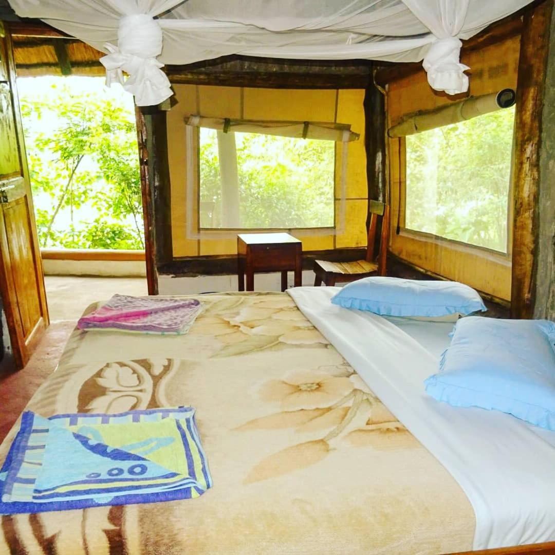 Dave The Cave Eco Lodge And Cultural Campsite Rubirizi Экстерьер фото